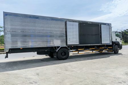 Xe tải Isuzu FVR34UE4 8 tấn thùng kín dài 9.6 mét